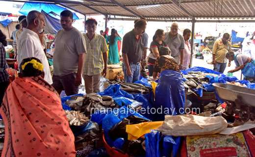 Fish market2